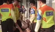 Pria Diduga ODGJ Diamankan Dinsos Jakarta Barat di Stasiun Duri