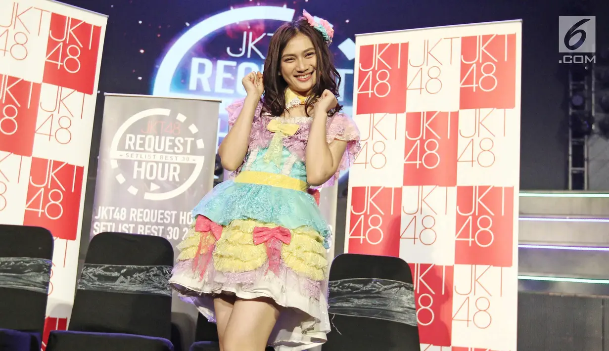 Member JKT 48, Melody berpose usai memberikan pengumuman kelulusan dirinya di acara 'JKT48 Request Hour Setlist Best 30 2017', Jakarta, Sabtu (4/11). Melody memutuskan lulus dari JKT48. (Liputan6.com/Herman Zakharia)