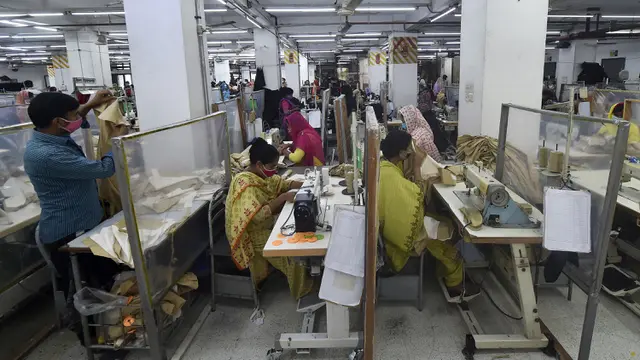 FOTO: Penerapan Protokol Kesehatan COVID-19 Buruh Pabrik di Bangladesh