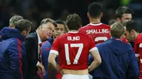 Manajer MU Louis van Gaal memberikan pengarahan kepada skuatnya (Reuters)