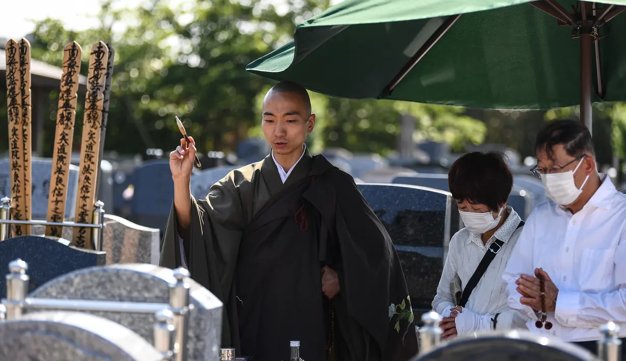 Foto yang diambil pada 16 Juni 2020 menunjukkan, Akasaka mengambil bagian dalam upacara pemindahan abu jenazah ke pemakaman baru, di Shimoshizu, prefektur Chiba. (CHARLY TRIBALLEAU/AFP)