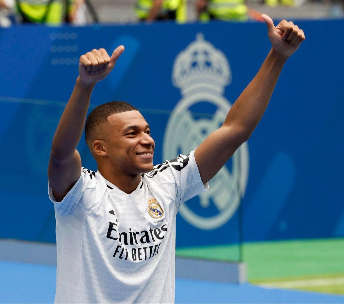 Bintang sepakbola Prancis, Kylian Mbappe tersenyum menyapa para suporter ketika diperkenalkan sebagai pemain baru Real Madrid di Stadion&nbsp;Santiago Bernabeu, Madrid, Spanyol, Selasa (16/7/2024). Mbappe resmi bergabung tim raksasa Spanyol setelah mening