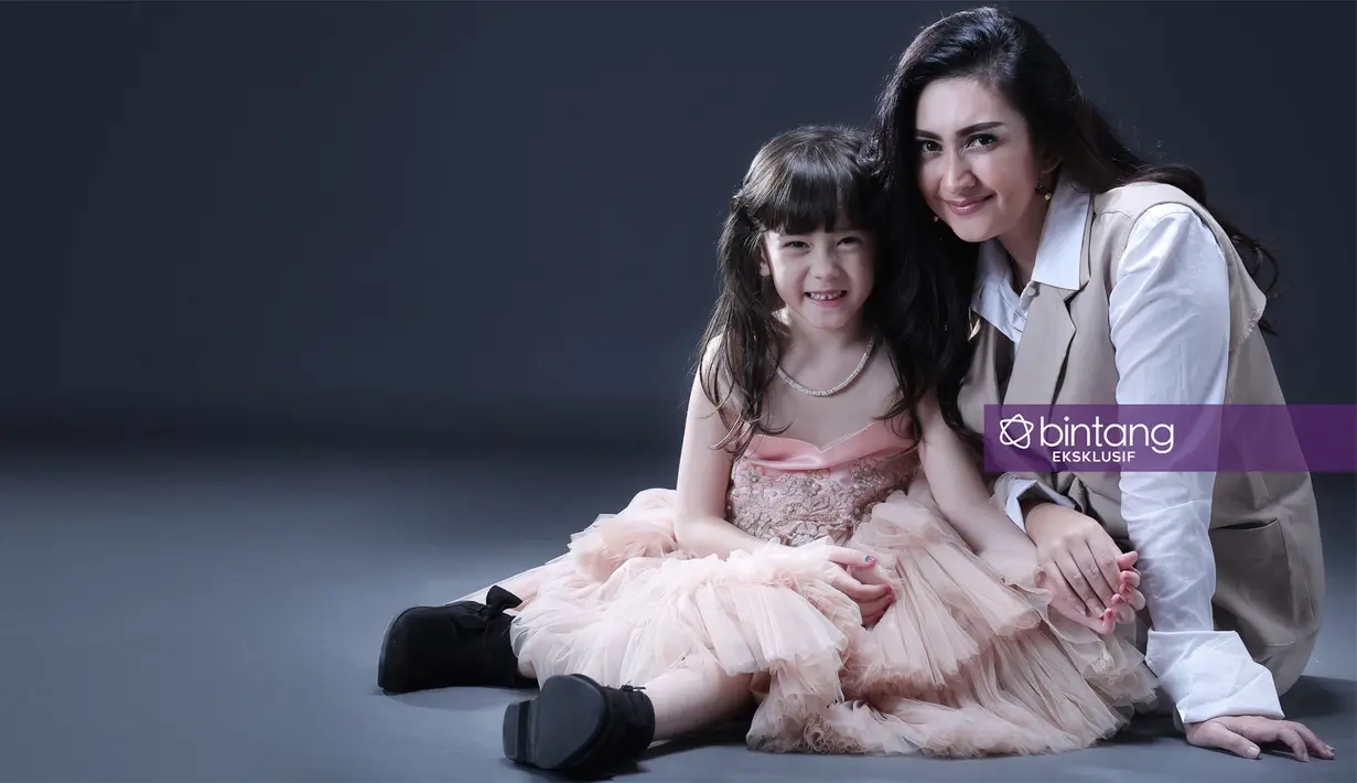 Setelah tujuh tahun vakum dari dunia tarik suara, Nafa Urbach kembali dengan meluncurkan single baru berjudul Melepaskanmu Kelemahanku ciptaan Alam. Meski demikian, ia tetap mengutamakan bisnisnya. (Bambang E. Ros/Bintang.com)