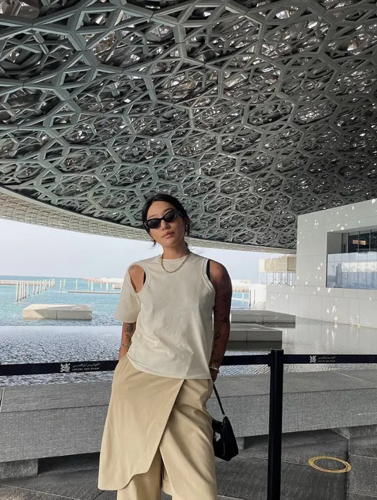 Sempurnakan gaya t-shirt dengan wrapped pants yang unik. Peggy Gou juga menambah gaya dengan aksesori sempurna.  [Foto: Instagram/ Peggy Gou]