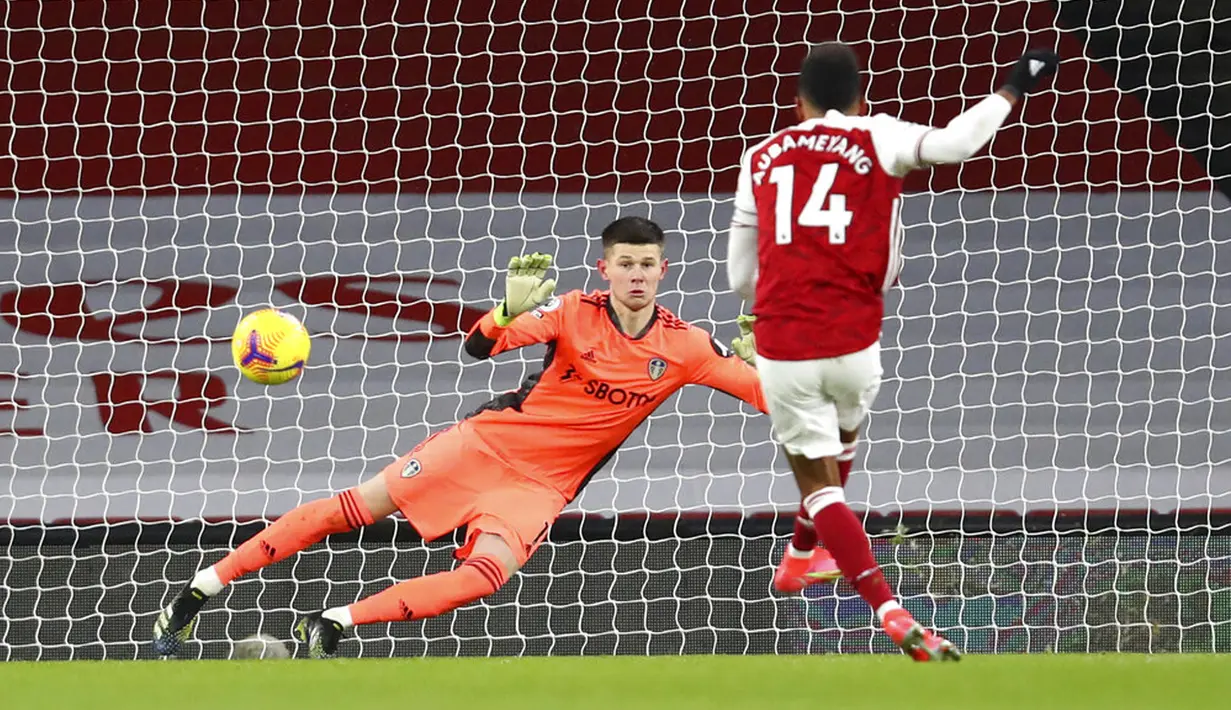 Pemain Arsenal Pierre-Emerick Aubameyang (kanan) mencetak gol dari titik penalti ke gawang Leeds United pada pertandingan Liga Inggris di Emirates Stadium, London, Inggris, Minggu (14/2/2021). Arsenal sikat Leeds United 4-2 dengan hattrick dari Pierre-Emerick Aubameyang. (Julian Finney/Pool via AP)