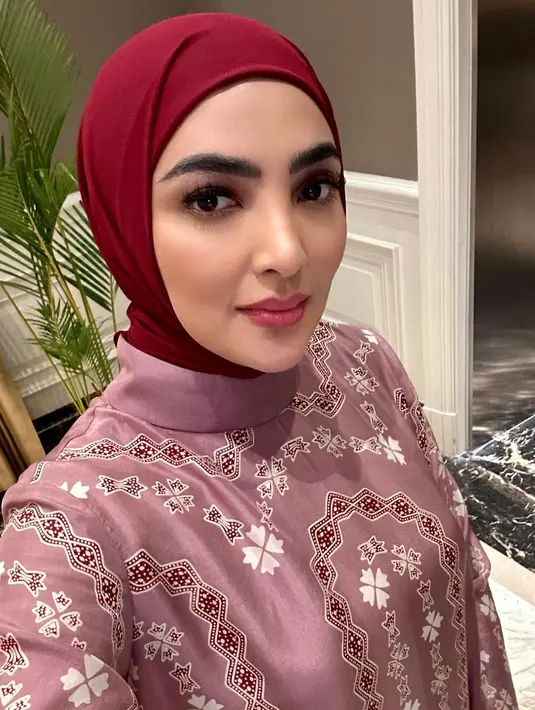 Ashanty pilih tampil lebih berwarna dengan terusan satin berwarna mauve dan kerudung merah [@ashanty_ash]