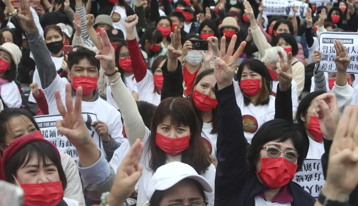 Warga Myanmar yang tinggal di Taiwan memberi salam tiga jari untuk memprotes kudeta militer di negara asalnya di Liberty Square, Taipei pada Minggu (21/3/2021). Taiwan adalah rumah bagi sekitar 40.000 orang yang berasal dari Myanmar, yang sebagian besar adalah etnis Tionghoa. (AP/Chiang Ying-ying)