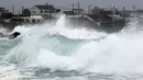 Gelombang tinggi menerjang pantai saat badai tropis bernama Khanun mendekat ke Semenanjung Korea, di Pulau Jeju, Korea Selatan, Rabu (9/8/2023). (Park Ji-ho/Yonhap via AP)