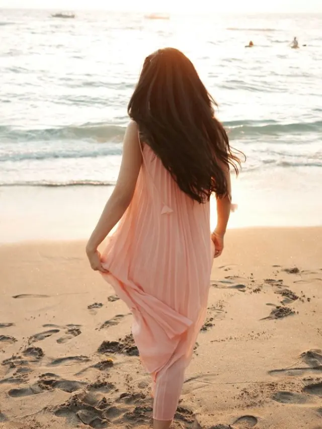 Potret Bella Bonita Pakai Dress Pink Bunga Timbul di Pantai