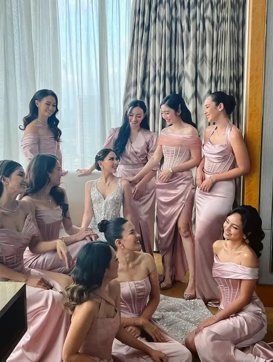 Jessica Mila juga memiliki squad bridesmaid dengan gaun korset modern warna rose gold. [Foto: Instagram @febbyrastanty]