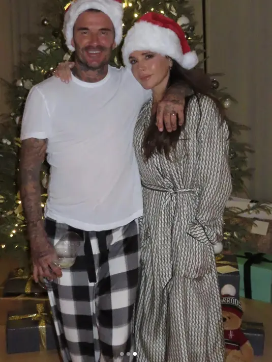 David Beckham dan Victoria Beckham tampil memukau dalam balutan gaya yang humble. [Foto: Instagram/ Victoria Beckham]