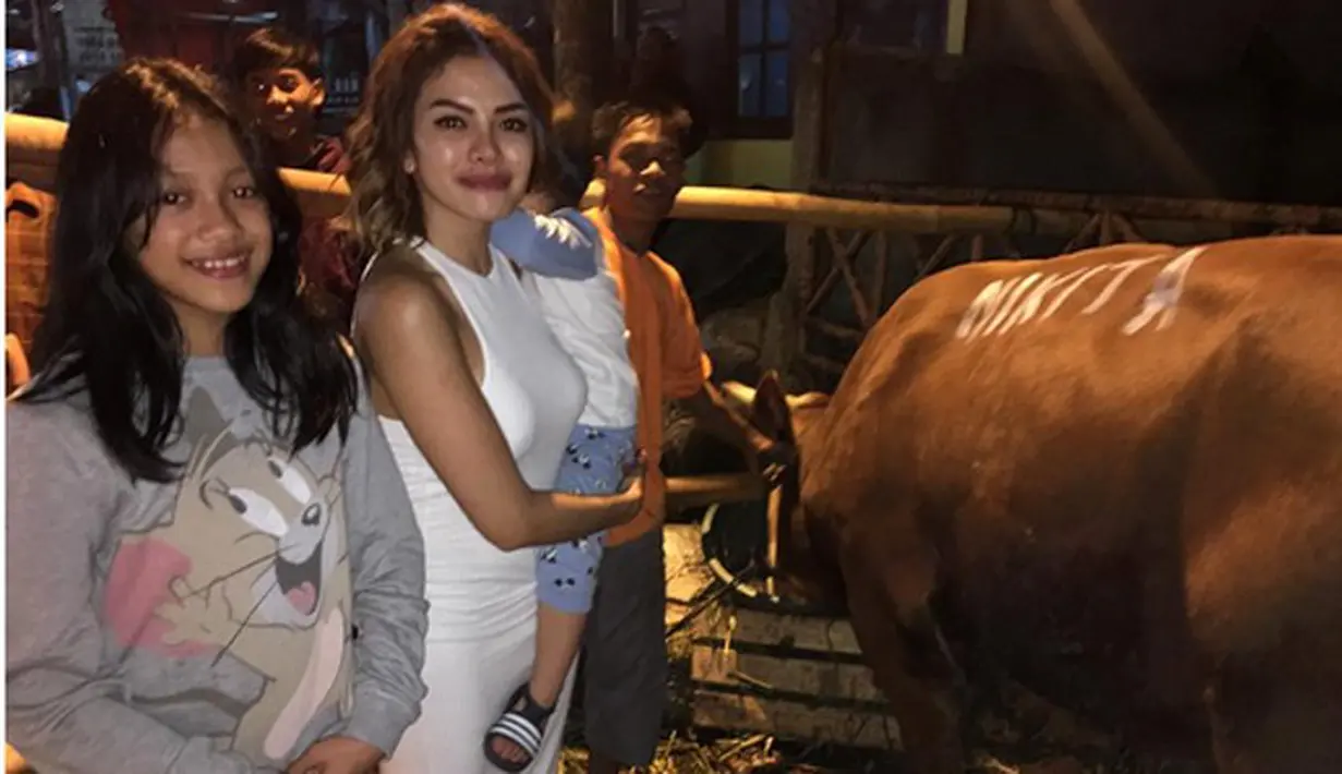 Pada Lebaran Idul Adha tahun ini, Nikita Mirzani merasakan ada yang kurang lengkap. Hal itu setelah kepergian sang bunda untuk selama-lamanya. Ia mengaku rindu merayakan lebaran bersama dengan mamanya. (Instagram/nikitamirzanmawardi)