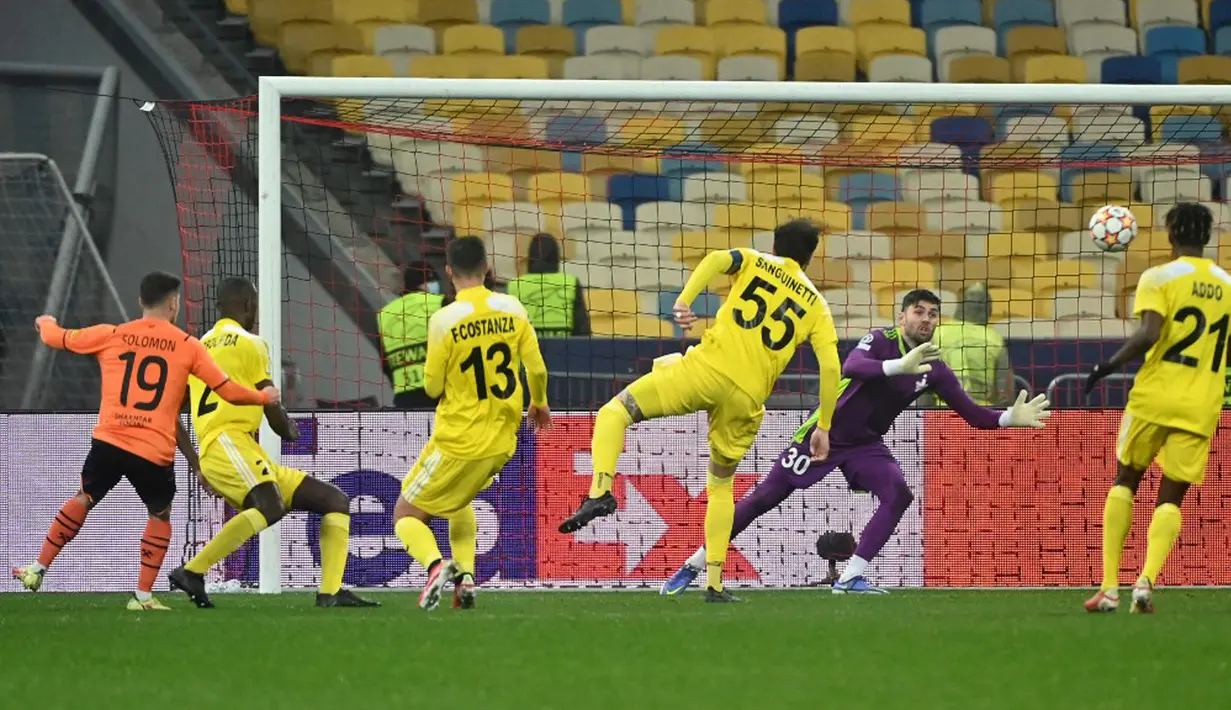 Pemain Shakhtar Donetsk Manor Solomon (kiri) mencoba melepaskan tembakan ke gawang Sheriff Tiraspol pada pertandingan sepak bola Grup D Liga Champions di Stadion Olympiyskiy, Kyiv, Ukraina, 7 Desember, 2021. Pertandingan berakhir 1-1. (GENNYA SAVILOV/AFP)