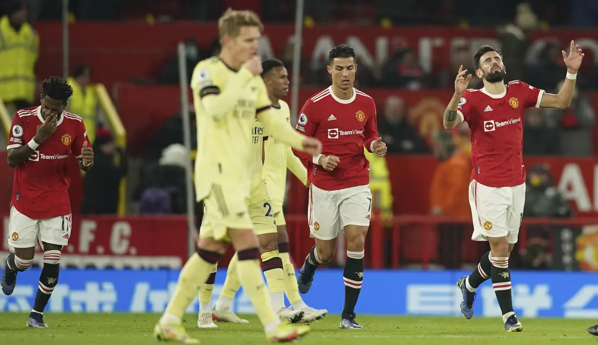 Manchester United baru bisa menyamakan skor 1-1 pada menit ke-44 melalui Bruno Fernandes. Gelandang asal Portugal tersebut mampu memanfaatkan umpan tarik yang dilepaskan Fred dengan sebuah sontekan yang gagal diantisipasi Aaron Ramsdale. (AP/Dave Thompson)