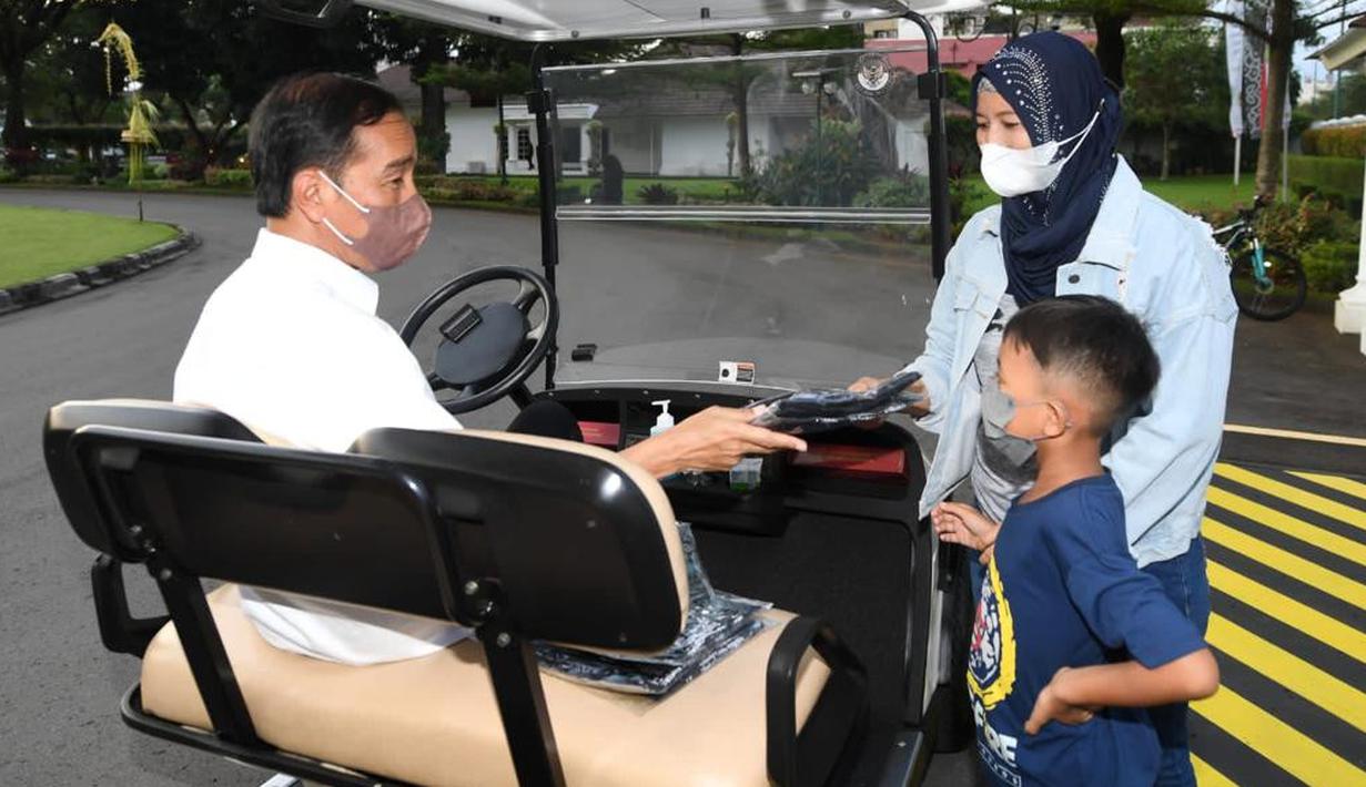 <p>Presiden Joko Widodo atau Jokowi mengemudikan mobil golf sambil menyapa masyarakat yang berada di area sekitar Istana Kepresidenan Yogyakarta pada Selasa 3 Mei 2022. Pada hari kedua lebaran, Jokowi bermain bersama cucu-cucunya di halaman Istana Kepresidenan. (Foto: Lukas - Biro Pers Sekretariat Presiden)</p>
