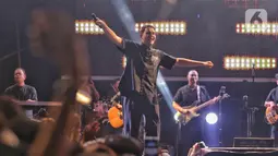 Tampil di hari pertama gelaran KapanLagi Buka Bareng BRI Festival 2025, Tulus sukses menghibur ribuan penggemar dan pengunjung yang hadir. (Liputan6.com/Angga Yuniar)