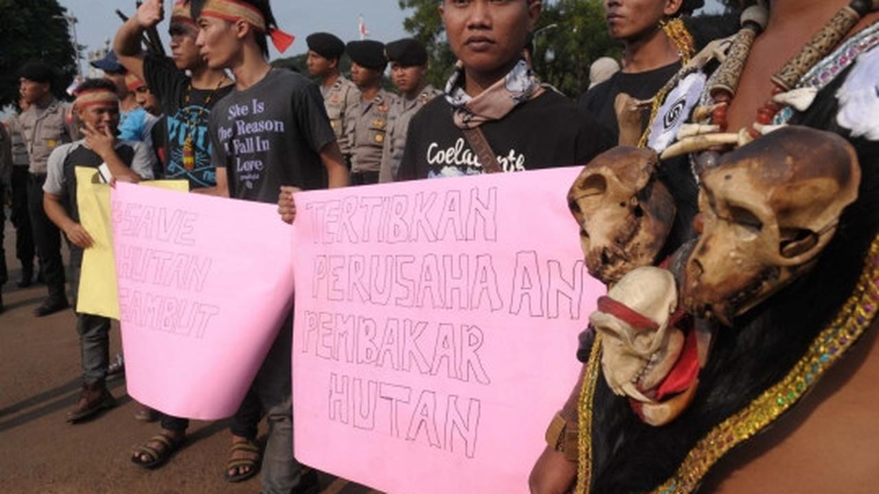 Demo setahun Jokowi-JK, mahasiswa gelar teatrikal tarian Dayak