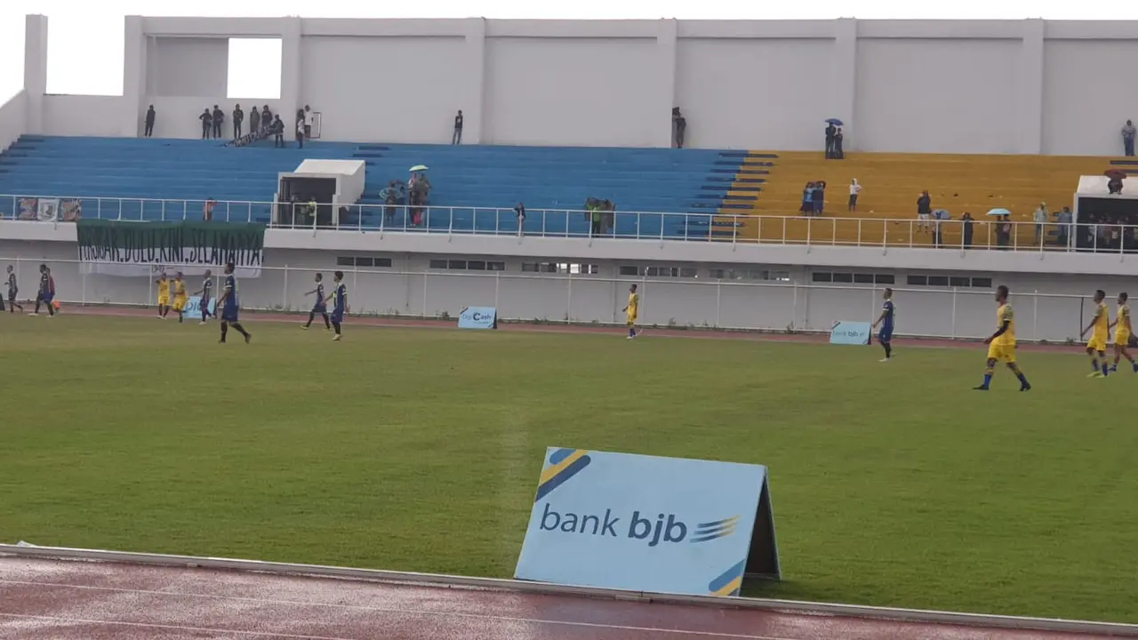 Para mantan pemain persib vs Garut All Star dalam sebuah pertandingan eksebisi di Stadion RAA Adiwijaya, Garut. (Liputan6.com/Jayadi Supriadin)