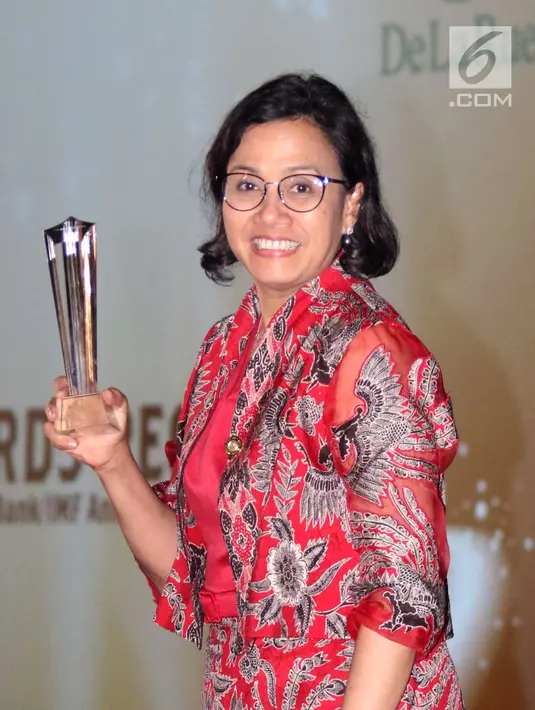 Menteri Keuangan Sri Mulyani menunjukkan tropi sebagai Menteri Keuangan Of The Years 2018 pada acara Global Markets Award Ceremony di Nusa Dua Bali, Sabtu (13/10). (Liputan6.com/Angga Yuniar)