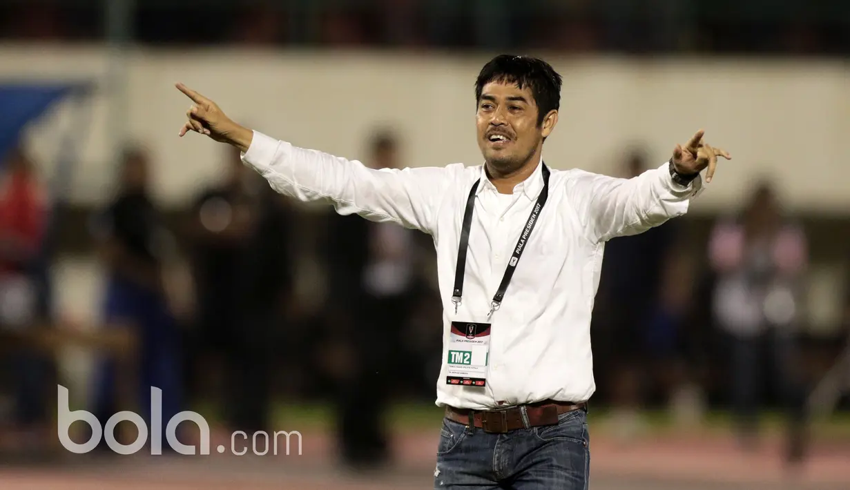 Pelatih Semen Padang, Nilmaizar merayakan kemenangan atas Bhayangkara FC pada babak delapan besar Piala Presiden 2017 di Stadion Manahan, Solo. Jumat (26/2/2017). (Bola.com/Nicklas Hanoatubun)