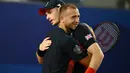 Setelah berpelukan lama dengan Evans di lapangan, Murray terlihat dipenuhi emosi ketika para penonton di Roland Garros memberi sambutan meriah dan meneriakkan namanya. (CARL DE SOUZA / AFP)