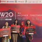 Presdir sekaligus CEO XL Axiata Dian Siswarini (ketiga kiri) bersama para pemenang Kelas Inkubasi Sispreneur di Pembukaan W20 Indonesia Summit di Hotel Niagara, Parapat, Simalungun, Sumatera Utara, Selasa (19/7/2022). (Liputan6.com/ Agustin Setyo Wardani).