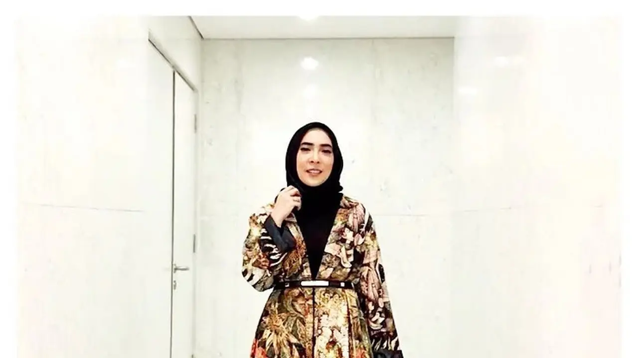 7 Rekomendasi Model Baju Batik Wanita Berhijab ala Artis Indonesia, Cocok untuk Acara di Tahun 2024
