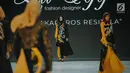 Model mengenakan busana rancangan Lia Afif bertajuk "Rancakaroros Resitala" pada ajang Indonesia Fashion Week (IFW) 2019 di Jakarta Convention Center, Kamis (28/3). Lia Afif baru saja merilis 12 koleksi busana terbarunya menggunakan kain batik dari Kutai Timur. (Liputan6.com/Faizal Fanani)