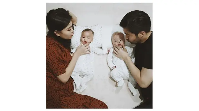 7 Potret Syahnaz dan Jeje Govinda Asuh Anak Kembarnya, Kompak Banget