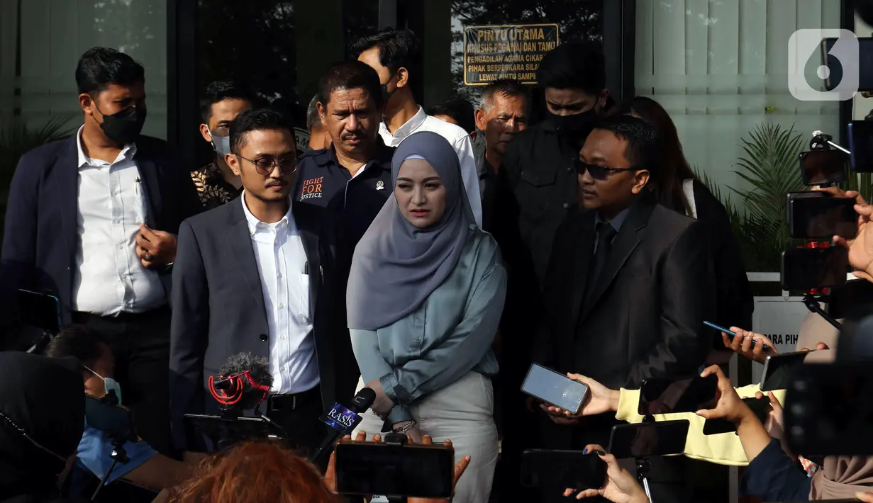Selebriti Nathalie Holscher menyampaikan keterangan usai menjalani sidang perceraian dengan komedian Entis Sutisna atau lebih dikenal Sule di Pengadilan Agama (PA) Cikarang, Jawa Barat, Rabu (20/7/2022). Nathalie Holscher dan Sule datang ke PA Cikarang untuk menghadiri sidang perdana perceraian yang beragendakan pemeriksaan berkas dan mediasi. (Liputan6.com/Herman Zakharia)