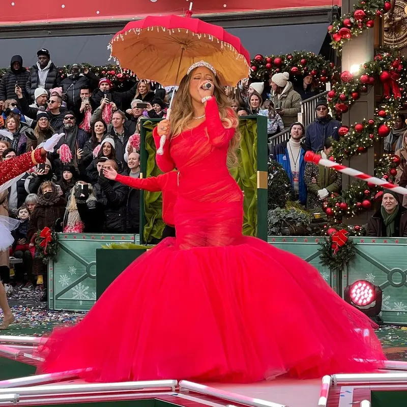 Mariah Carey Bergaun Putri Duyung di Parade Thanksgiving, Disindir karena Mematung dan Lip Sync