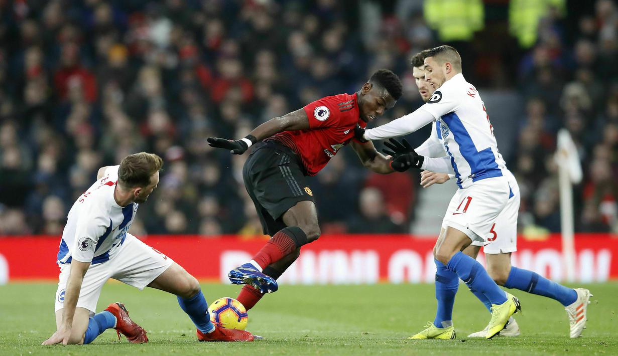 Gelandang Manchester United, Paul Pogba, berusaha melewati pemain Brighton and Hove Albion pada laga Premier League di Stadion Old Trafford, Sabtu (19/1). Manchester United menang 2-1 atas Brighton and Hove Albion. (AP/Martin Rickett)