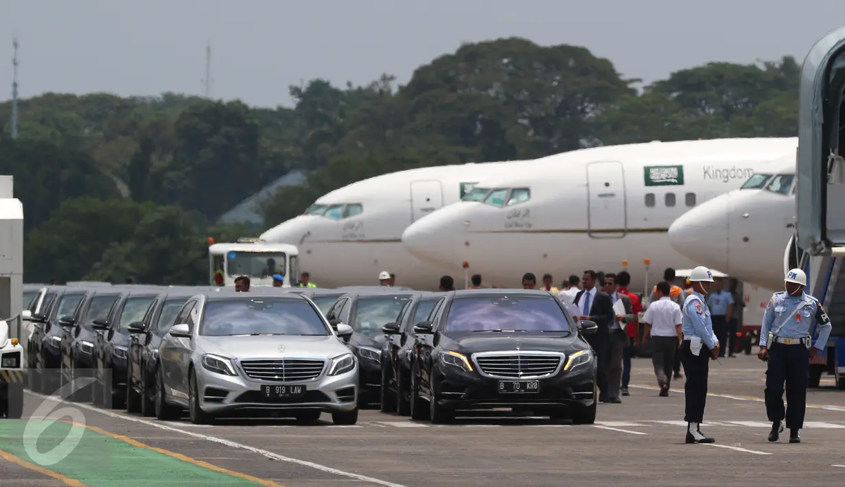 Deretan mobil mewah rombongan Presiden Joko Widodo dan Raja Arab Saudi Salman bin Abdulaziz al-Saud bersiap di Bandara Halim Perdanakusuma, Rabu (3/1). (Liputan6.com/Fery Pradolo)