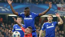 OPTIMISTIS - Gelandang Chelsea, Ramires (atas), optimists klubnya bakal bangkit dan mempertahankan gelar Premier League. (AFP Photo / Glyn Kirk)