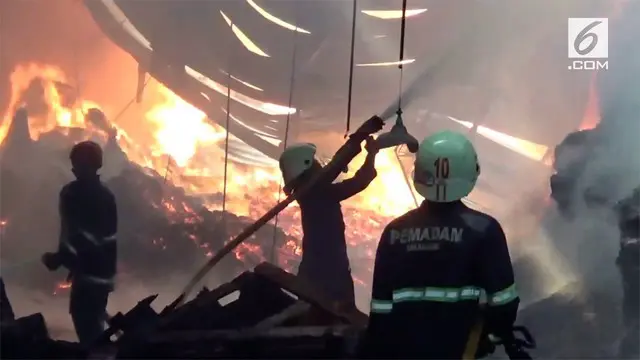 VIDEO: Korsleting Listrik Hanguskan Gudang Cokelat di Bandung