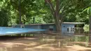 Sebuah rumah terendam banjir di Richmond, Texas, Selasa (31/5). Bencana banjir terjadi lantaran Sungai Brazos meluap akibat hujan deras yang mengguyur wilayah tersebut. (REUTERS/Daniel Kramer)