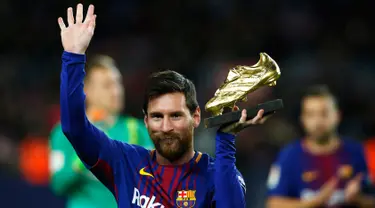 Pemain bintang Barcelona, Lionel Messi memamerkan Sepatu Emas Eropa sebelum melawan Deportivo La Coruna dalam pertandingan liga Spanyol di stadion Camp Nou di Barcelona (17/12). (AP Photo/Manu Fernandez)