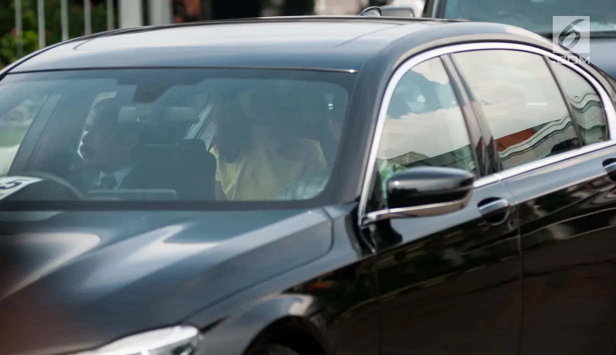 Kendaraan yang membawa rombongan Presiden ke-44 AS, Barack Obama keluar dari Bandara Halim Perdana Kusuma, Jakarta, Jumat (30/6). Barack Obama melanjutkan kunjungan ke Indonesia dengan mengunjungi Jakarta. (Liputan6.com/Gempur M Surya)