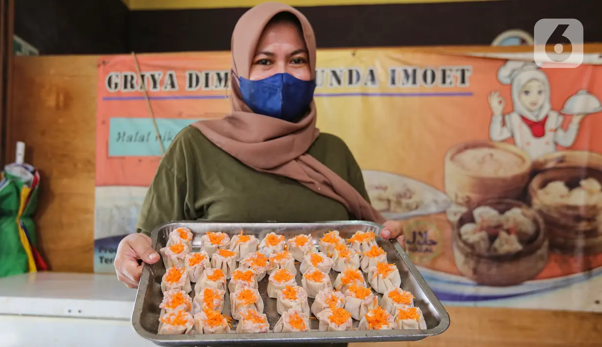 Wiwin, pemilik yang juga seorang guru menunjukkan dimsum di Griya Dimsum Bunda Imoet, Serua, Tangerang Selatan, Rabu (9/2/2022). UMKM dimsum yang berdiri sejak tahun 2020 di awal pandemi mampu memproduksi lebih dari 100 pak atau lebih dari 1000 buah dimsum per hari. (Liputan6.com/Fery Pradolo)