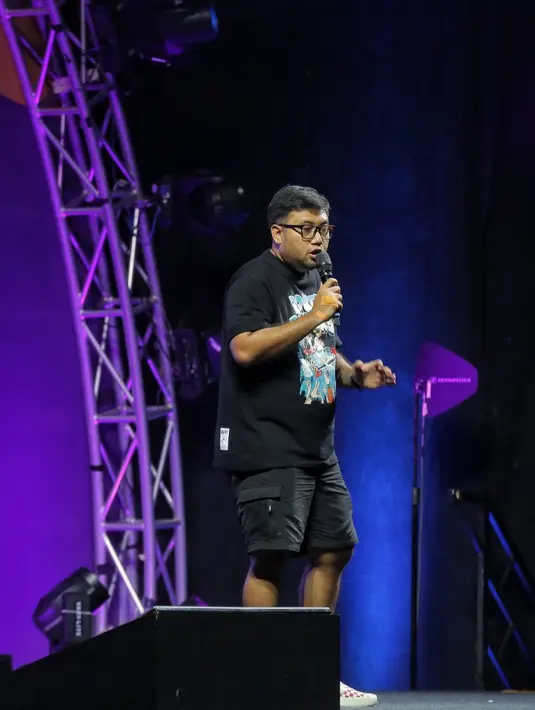 Awwe juga membahas istri rekan-rekannya sesama komika, yakni istri Uus, Gilang Baskara, Pandji Pragiwaksono, hingga Ernest Prakasa. Dia juga mengatakan tentang dirinya yang menjadi 'mak comblang' antara Gilang Bhaskara atau Gilbas dengan Debby Tiana. [Fimela.com/Adrian Utama Putra]