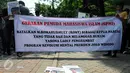 Massa dari Gerakan Pemuda Mahasisawa Indonesia (GPMI) membentangkan spanduk saat unjuk rasa di depan Kantor Kemenkumham Jakarta, Rabu (30/12). Aksi tersebut mempersoalkan legalitas kepengurusan PPP yang terbagi menjadi dua kubu (Liputan6.com/Helmi Afandi)