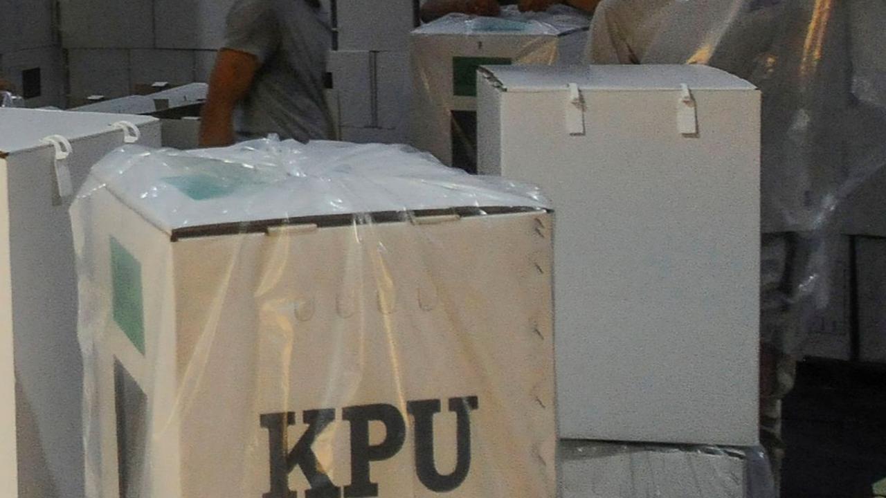 Pekerja saat melakukan pengemasan kotak suara untuk Pilpres 2024 di gedung logistik Pemilu 2024 KPU Kota Tangerang Selatan di Serpong, Tangerang Selatan, Banten, Kamis (11/1/2024).<br>