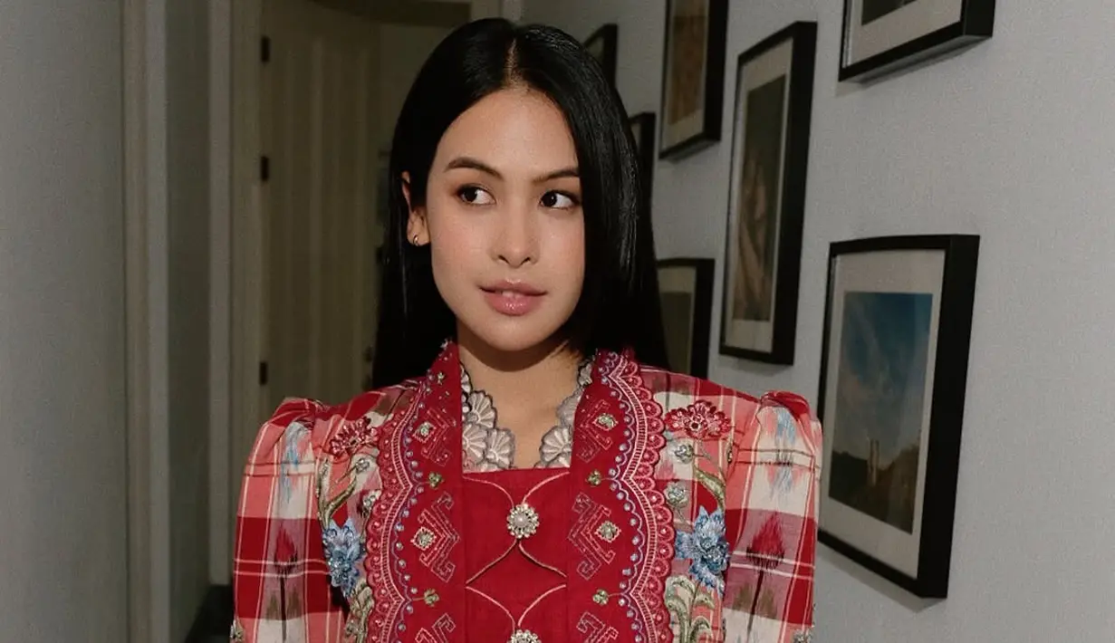 Ia menumpuk kebaya kutubaru merah kotak-kotak dan bordir dengan kebaya bordir model encim berwarna abu-abu [@kunsoomakeupartist]