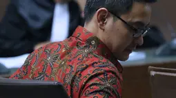 Terdakwa dugaan gratifikasi dan suap pengesahan APBD Provinsi Jambi, Zumi Zola saat sidang lanjutan di Pengadilan Tipikor, Jakarta, Kamis (22/11). Sidang beragenda pembacaan nota pembelaan terdakwa. (Liputan6.com/Helmi Fithriansyah)