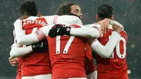 Pemain Arsenal merayakan gol yang dicetak oleh Pierre-Emerick Aubameyang ke gawang Cardiff City pada laga Premier League di Stadion Emirates, Rabu (30/1). Arsenal menang 2-1 atas Cardiff City. (AFP/Ian Kington)