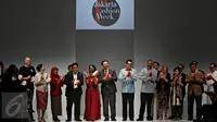 Gubernur DKI Basuki Tjahaja Purnama (tengah) saat pembukaan Jakarta Fashion Week (JFW) 2016 di Senayan City, Jakarta, Sabtu (24/10/2015). Pekan mode terbesar di Asia Tenggara ini akan berlangsung selama 24-30 Oktober . (Liputan6.com/Imanuel Antonius)