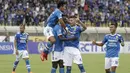 Pemain Persib Bandung merayakan gol yang dicetak oleh Ezechiel Ndouasel ke gawang Persiwa Wamena pada laga Piala Indonesia di Stadion Si Jalak Harupat, Bandung, Senin (11/2). Persib menang 7-0 atas Persiwa. (Bola.com/M Iqbal Ichsan)