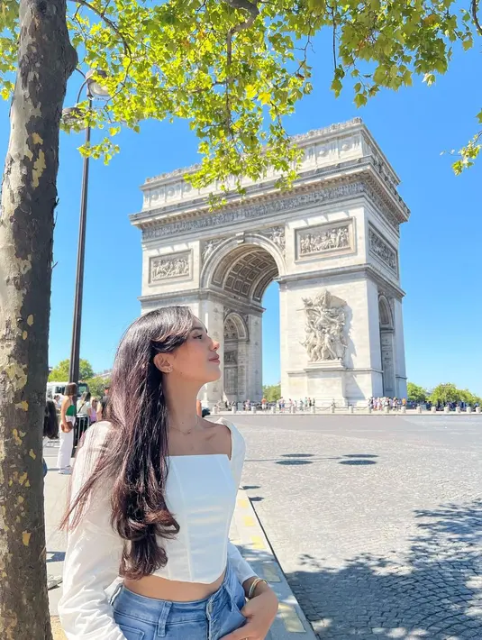 Gaya cantik lainnya dari Beby Tsabina kenakan crop top lengan panjang berwarna putih. Ia memadukan gaya kasualnya ini dengan celana jeans. Foto: Instagram.