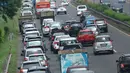 Antrean panjang kendaraan terlihat di ruas Tol BSD JORR, Tangerang Selatan, Senin (16/5). Kemacetan parah terjadi menyusul robohnya jembatan penyeberangan orang (JPO) di ruas Tol BSD JORR karena dihajar truk trailer. (Liputan6.com/Fery Pradolo)
