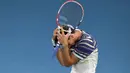 Petenis Austria Dominic Thiem memegang kepalanya merayakan kemenangan usai mengalahkan Rafael Nadal dari Spanyol pada pertandingan perempat final Australia Terbuka 2020 di Melbourne (29/1/2020). (AFP Photo/Greg Wood)